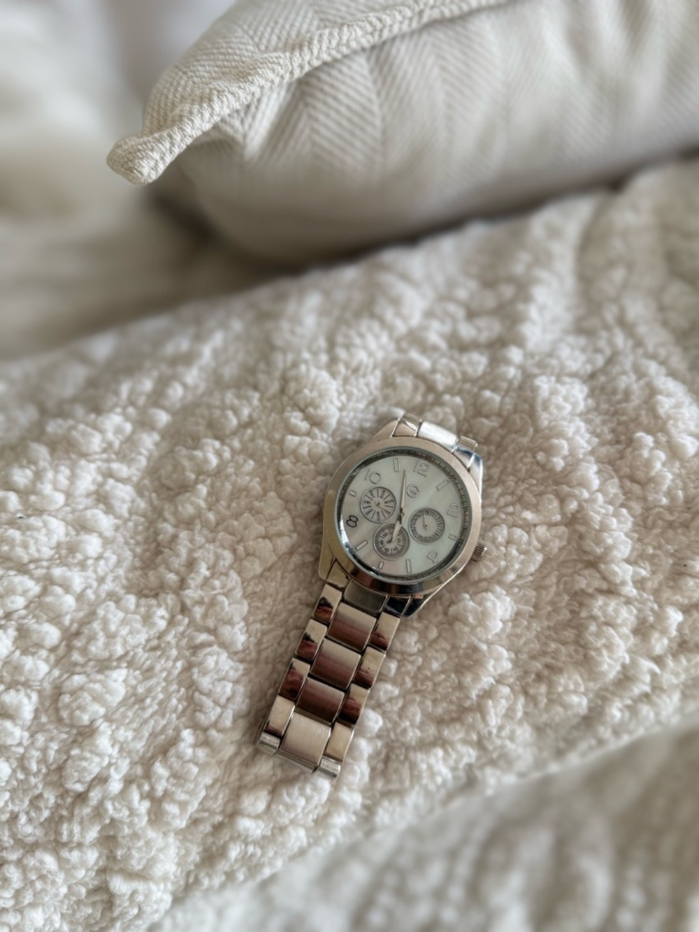 Vintage Gossip Classic Silver women’s Stainless Steel silver white pearlescent